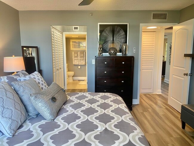 Building Photo - 18 Royal Palm Way