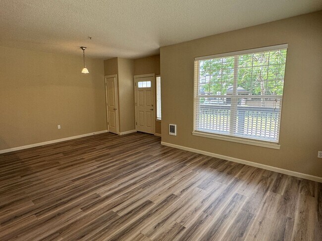 Building Photo - Beautiful 1br Condo in Sherwood. End unit ...