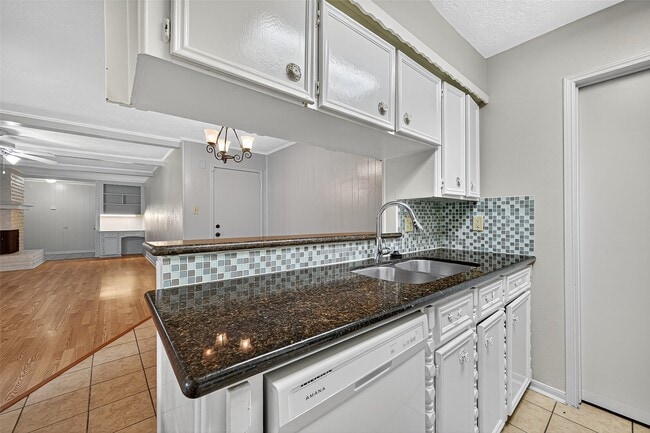 Building Photo - 3303 Palm Desert Ln