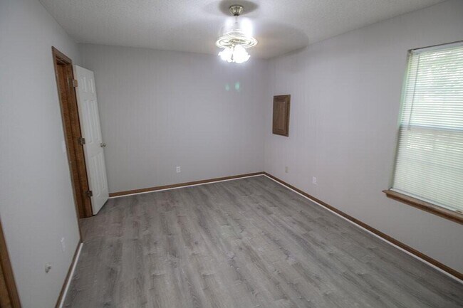 Building Photo - 1316 Valley Creek Ln