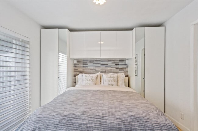 Building Photo - 800 Briny Ave