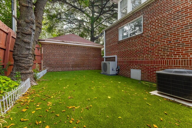 Building Photo - 734 Shirley Ave