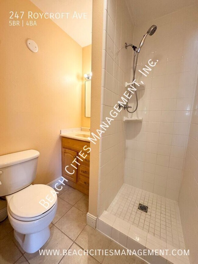 Building Photo - 247 Roycroft Ave