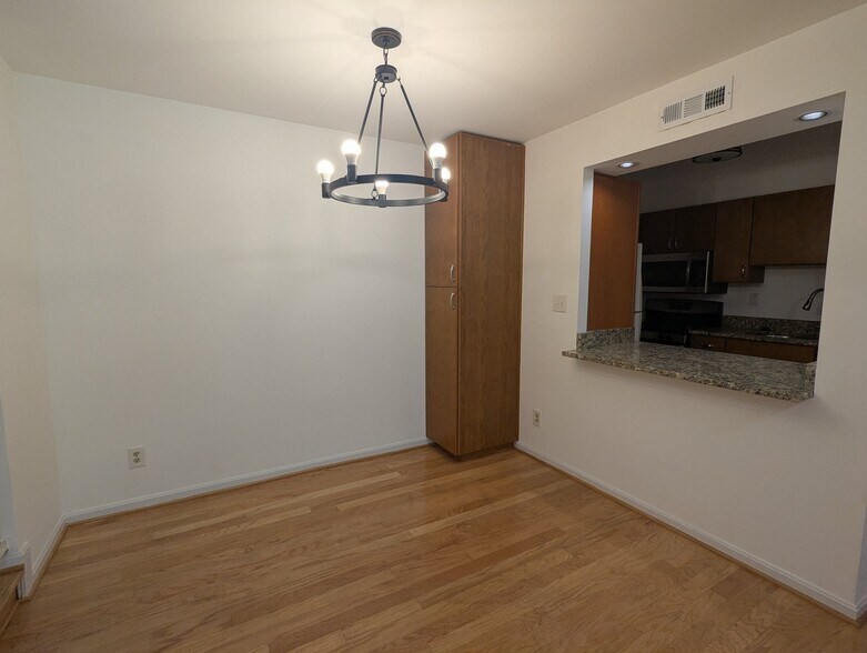 Building Photo - 5932 Cove Landing Rd