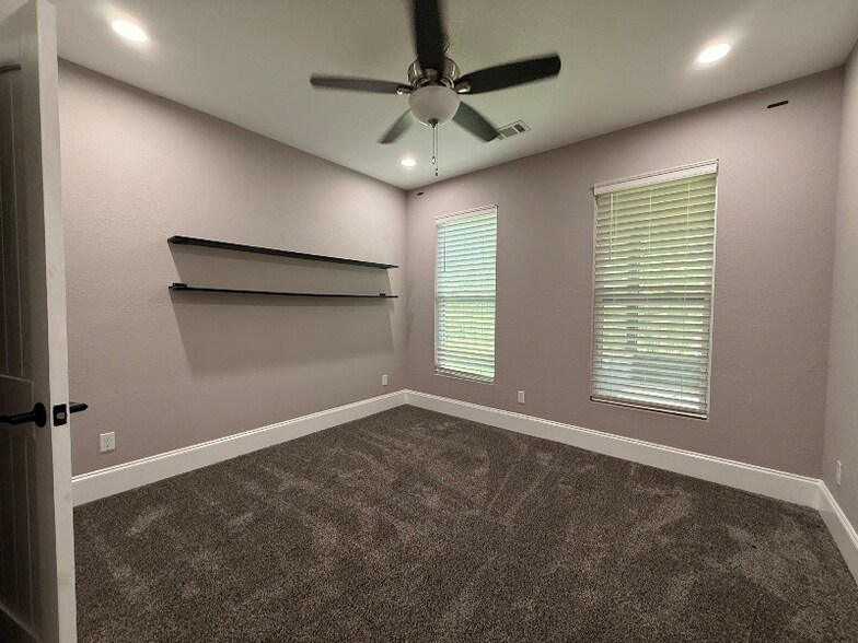Building Photo - 415 Autumn Ridge Dr