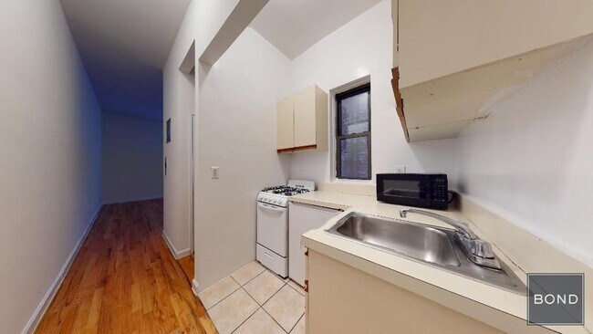 Building Photo - 233 E 81st St
