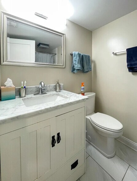 Building Photo - 2730 N Wilton Ave