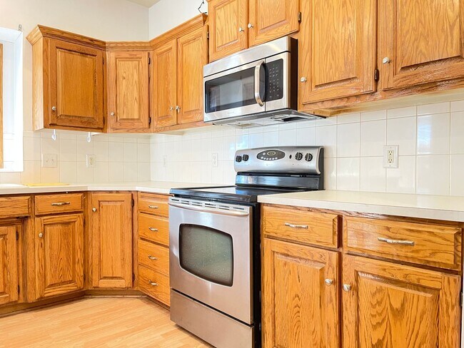 Building Photo - Northwest Omaha Gem: 2,700 Sq Ft, 3-Bedroom, Walk-Out Finished Basement, Fenced Yard, 3-Car Garag...