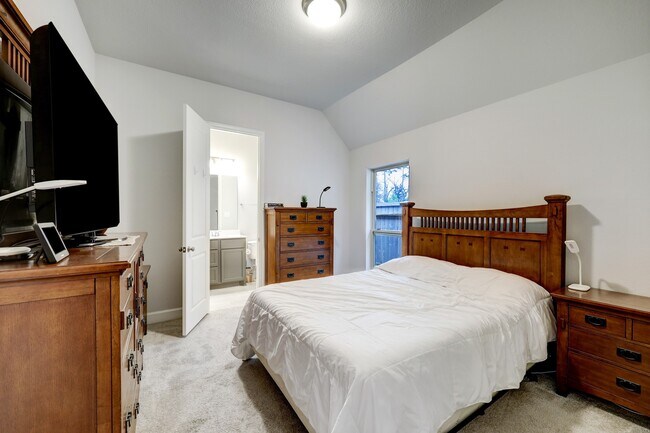 Building Photo - 804 Fall Rock Branch Dr