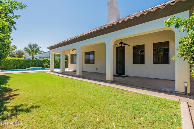 Building Photo - 734 W Juniper Ln
