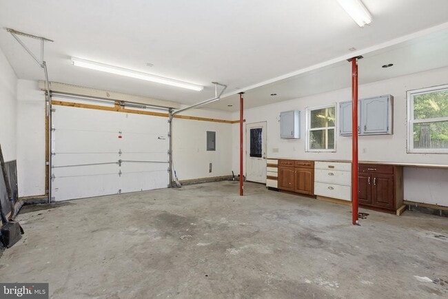 Building Photo - 27 E Broad Way