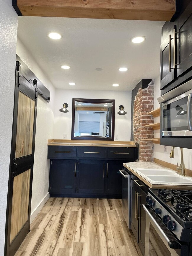 Primary Photo - 111 16th Ave S