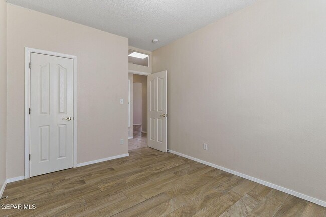 Building Photo - 2029 Sun Chariot St