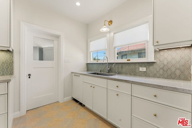 Building Photo - 123 N Orange Dr