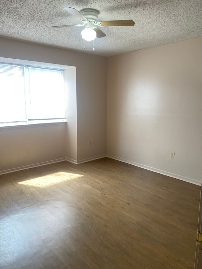 Building Photo - 2 bedroom 2 bath town home in a gated comm...