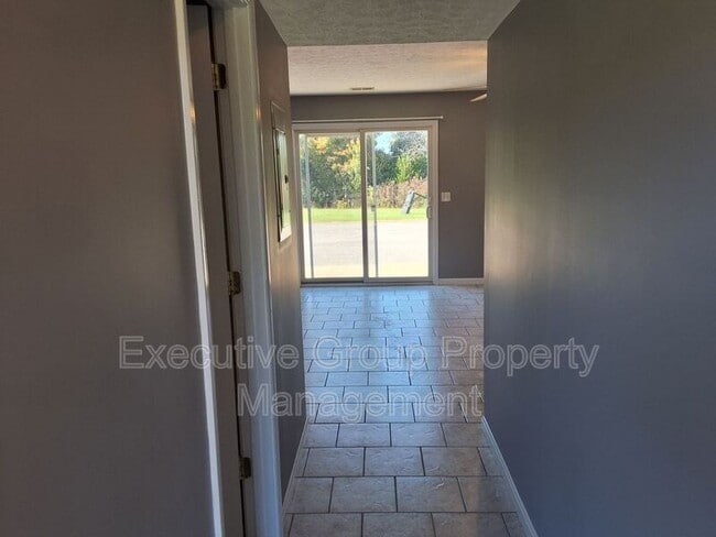 Building Photo - 145 Pointers Ct