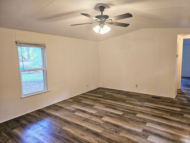 Building Photo - Charming 2 Bed, 2 Bath Mobile Home in a Qu...