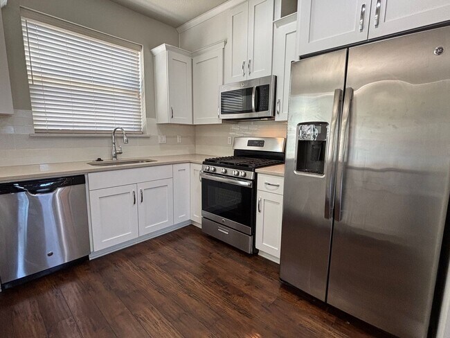 Building Photo - Modern Townhome Available in Wilsonville