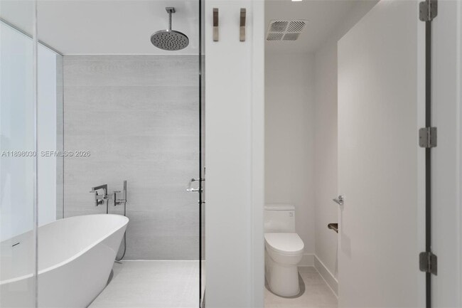 Building Photo - 700 NE 24th St