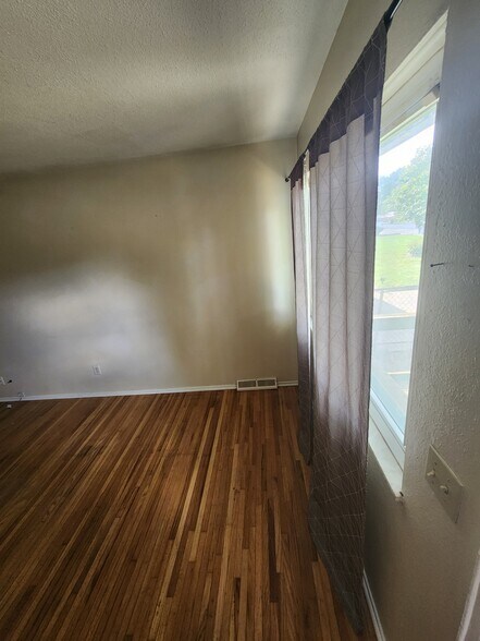 Building Photo - 2009 Northover Rd