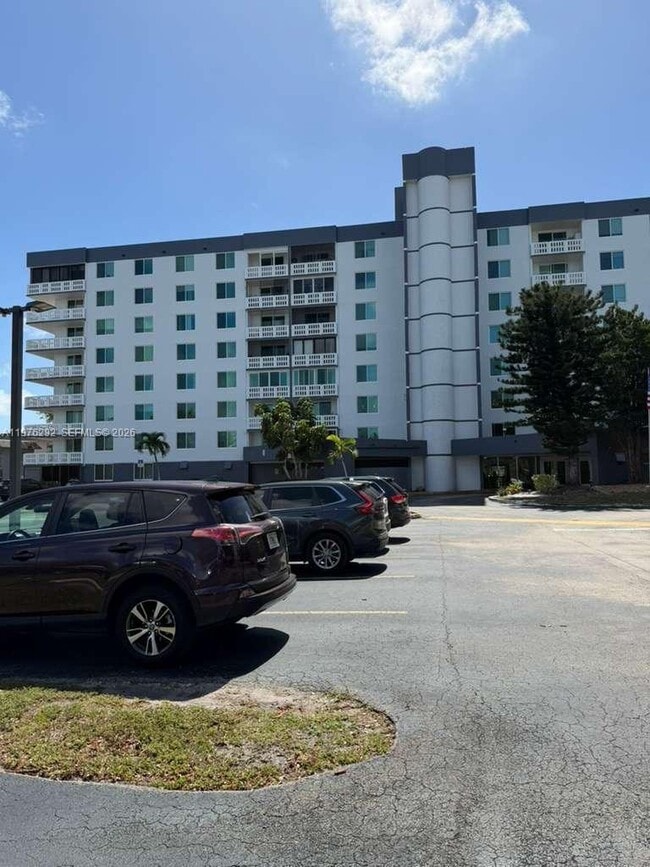 Building Photo - 919 Hillcrest Dr