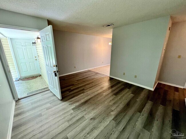 Building Photo - 2114 Hollyhill Rd