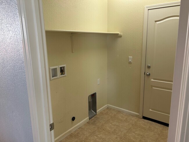 Building Photo - 1537 Sycamore Dr