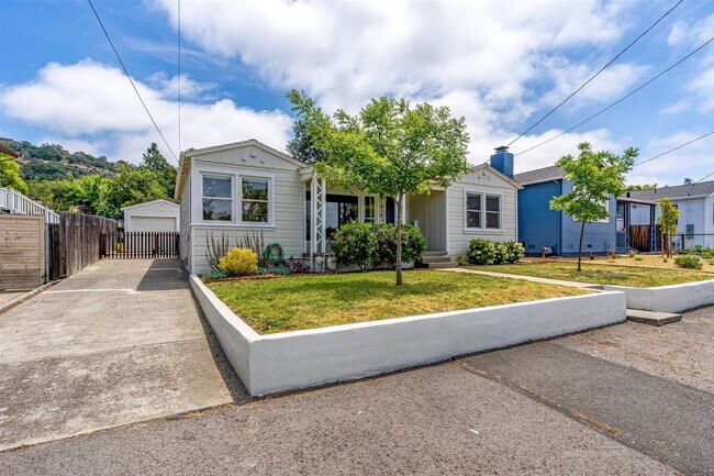 Building Photo - Alta Heights Beautifully Renovated Cottage