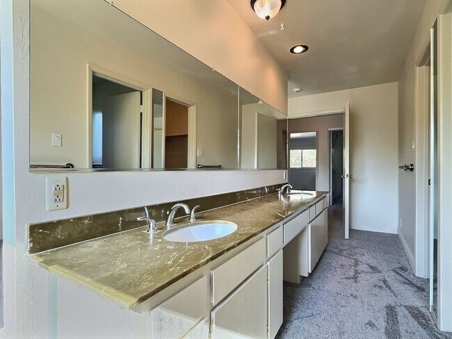 Building Photo - 3BD/2BA Tri-Level Updated Home & Walkable ...