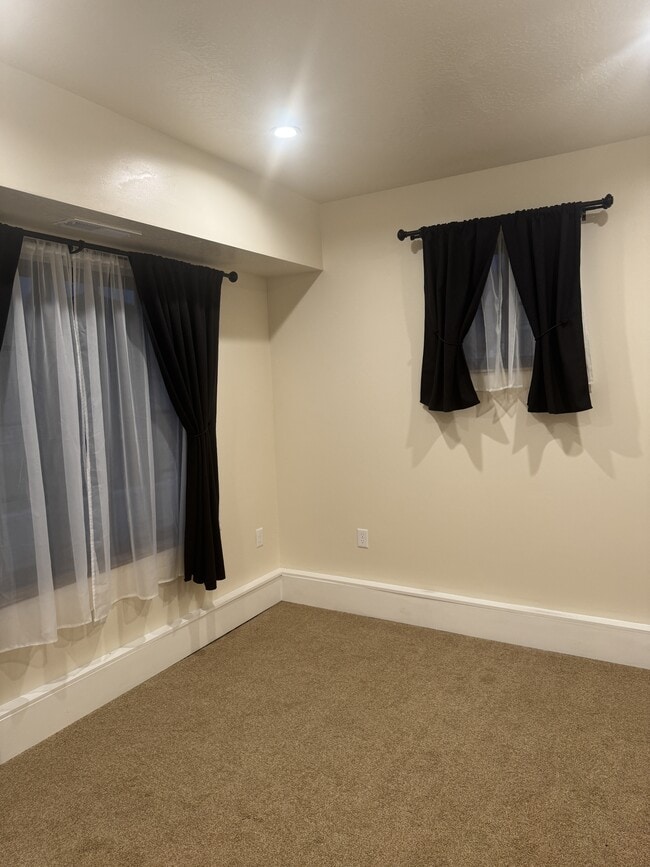 Building Photo - 4621 Locust Ln E