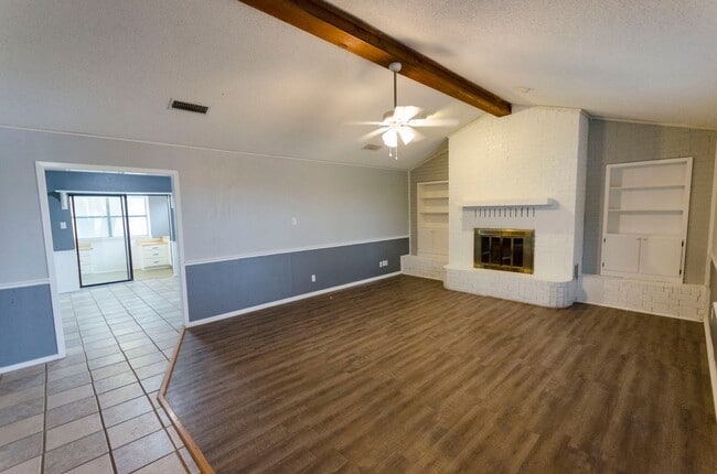 Building Photo - Wonderful Country Living close to town AVAILABLE NOW!