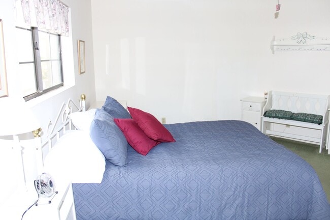 Building Photo - Riverfront 4 Bedroom Vacation Home Includes utiliities