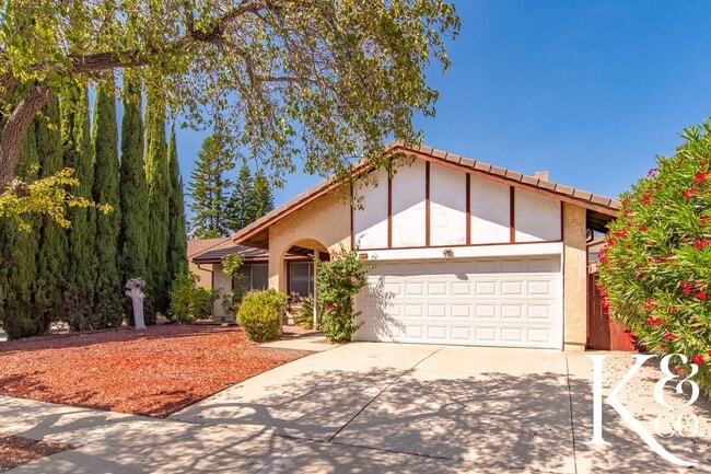 Building Photo - 559 W Avenida De Las Flores