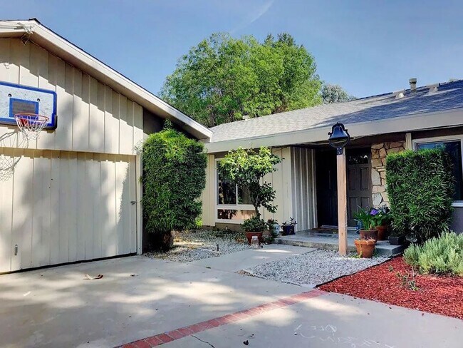 Building Photo - 24360 Crestlawn St