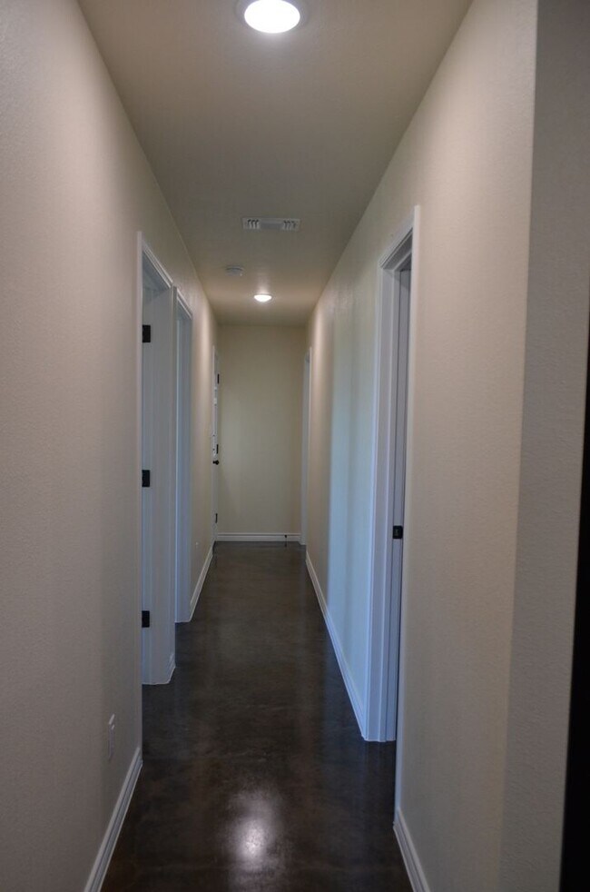 Building Photo - 989 Cline Dr