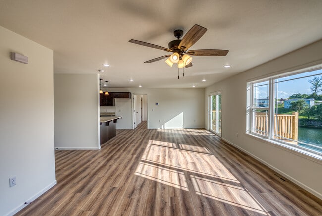 Building Photo - 204 E Sunset Cove Ln