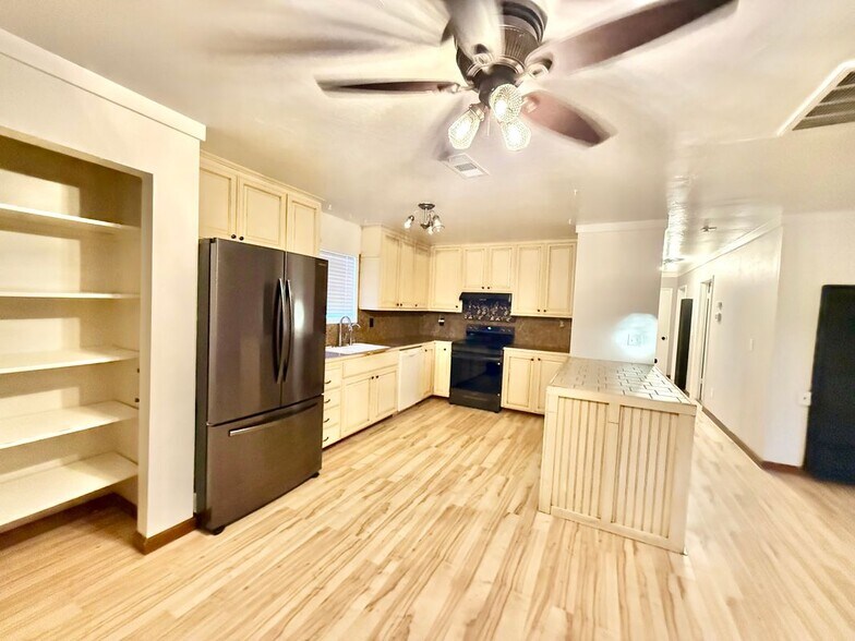 Building Photo - 482 Aztec Ln