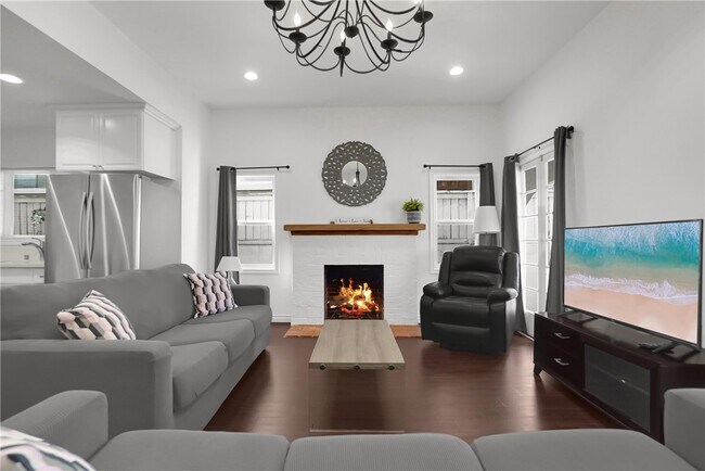 Building Photo - 2718 W Grand Ave