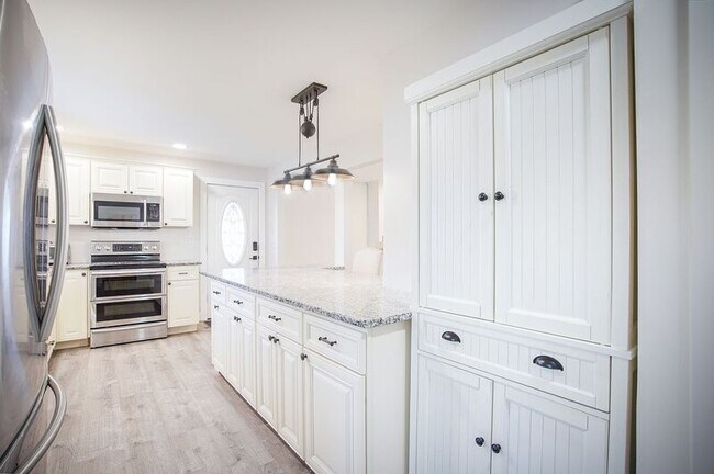 Building Photo - 1277 Southampton Rd