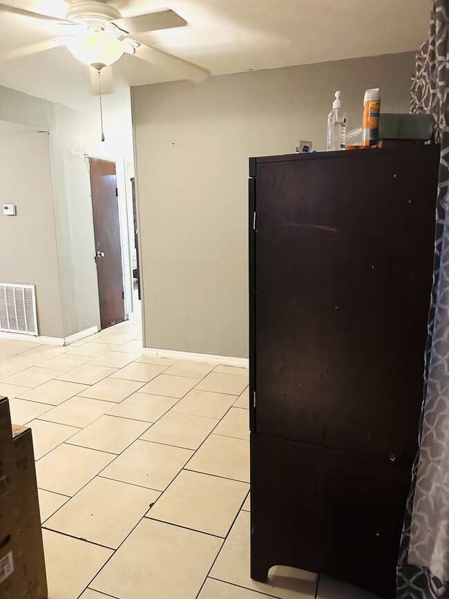 Building Photo - 650 W Tropicana Ct