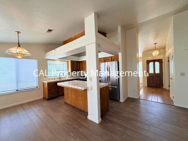 Building Photo - Rare 4 bedroom 2 bath rental in Pine Meadow Estates King City!