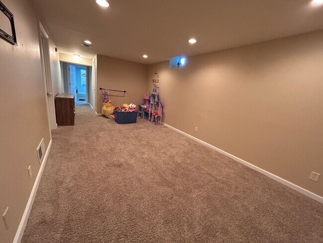 Building Photo - 4 Bed 2 Bath Home In Andover!