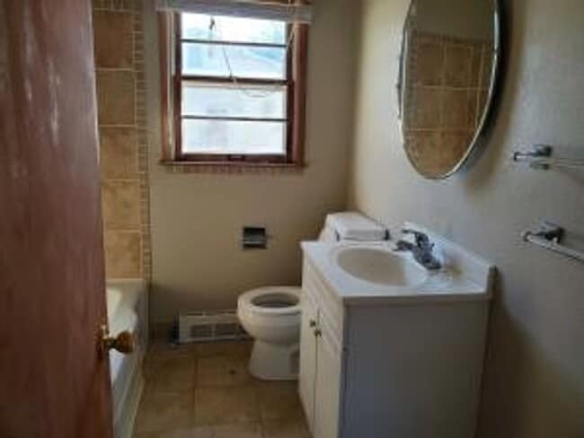 Building Photo - 3 Bedroom / 2 Bath House