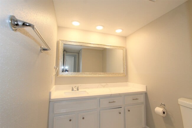 Building Photo - 4611 Silver Fox Dr