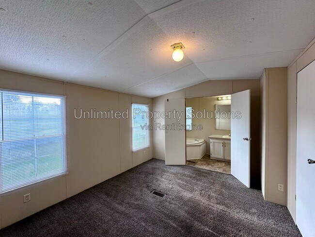 Building Photo - 9499 Wendi Dr NE
