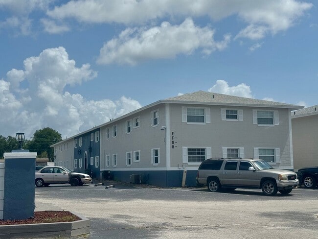 Building Photo - 1 Bed/1 Bath Ground Floor Condo in recently renovated apartment community.