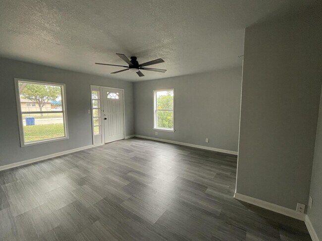 Building Photo - 258 Cresham Dr