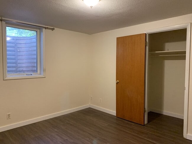 Building Photo - STUDENTS WELCOME! Spacious 5 Bed 2 Bath Ranch Home