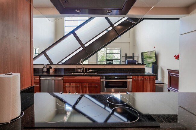 Building Photo - Fully Furnished Mid-Term 2-Level Condo | 1,549 Sq Ft | Private Parking | Shared Living