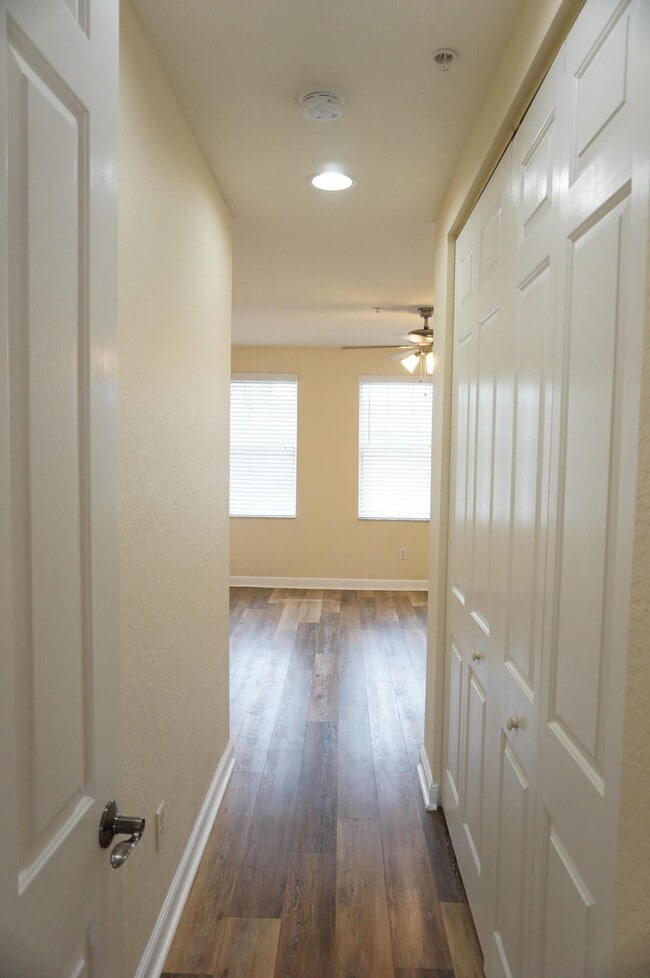 Building Photo - 883 Millbrae Ct